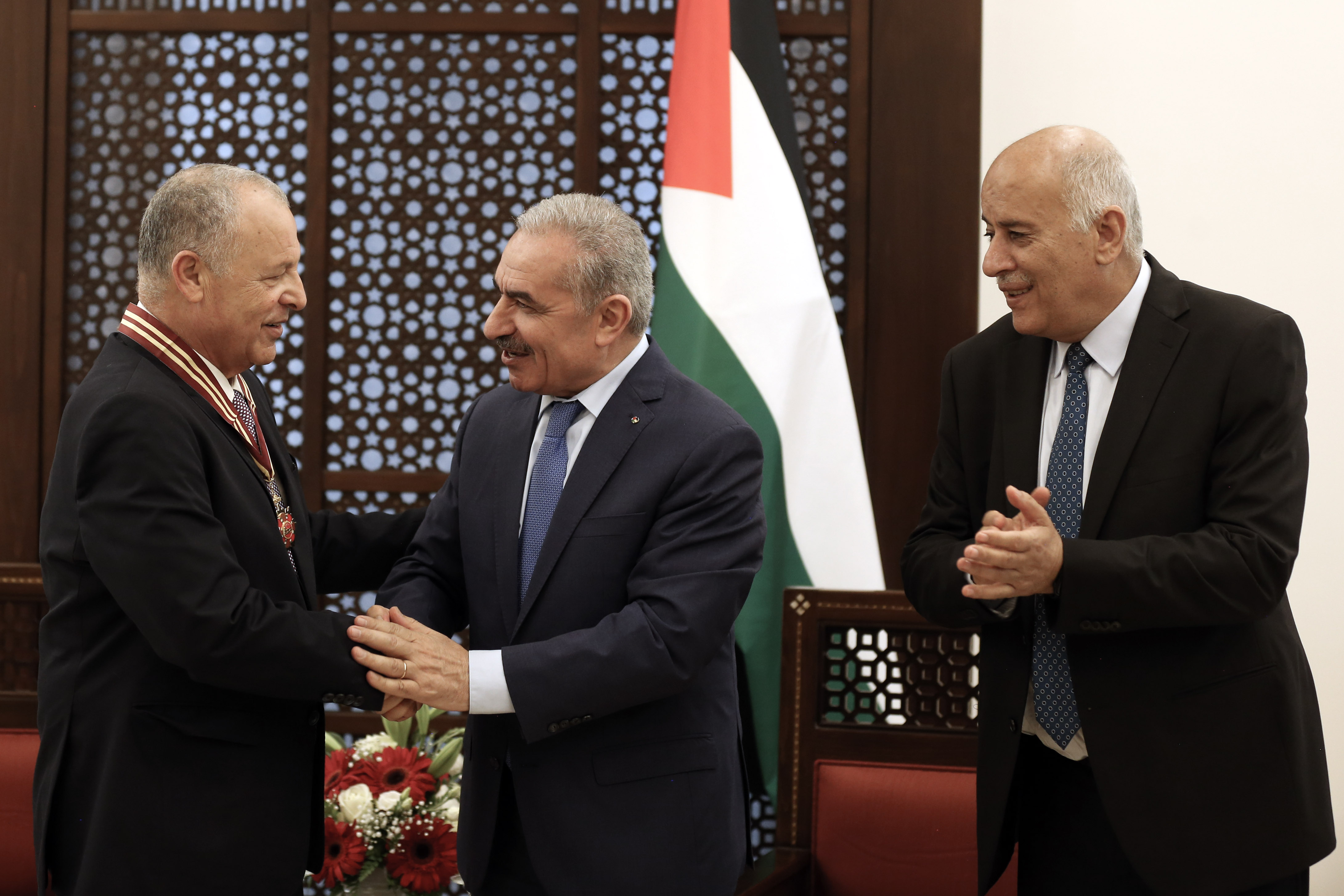 نيابة عن الرئيس محمود عباس، رئيس الوزراء محمد اشتية يسلم عضو المكتب التنفيذي للاتحاد الدولي "فيفا" المصري هاني أبو ريدة نجمة القدس من وسام القدس